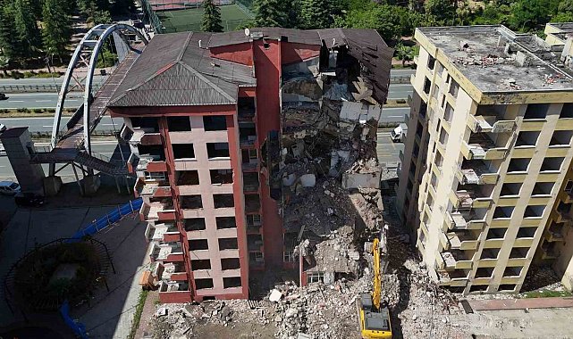 Rize'de fırtınada boşaltılan 8 katlı 2 binada yıkım işlemi başladı