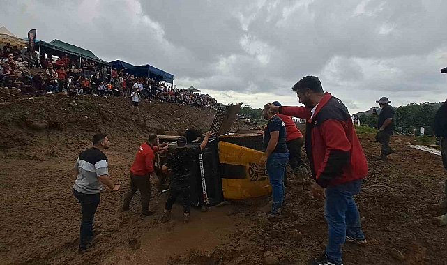 Rize'deki off-road yarışlarında takla atan araç yürekleri ağıza getirdi