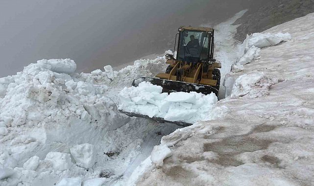 Rize'nin yayla yollarında Haziran'da kar temizliği