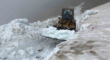 Rize'nin yayla yollarında Haziran'da kar temizliği
