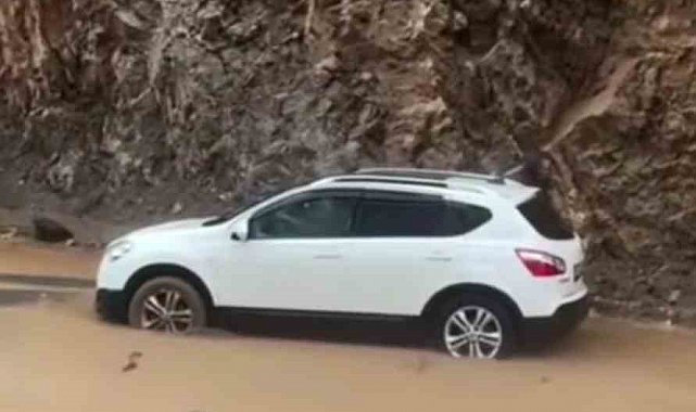 Sağanak yağış ulaşımı olumsuz etkiledi