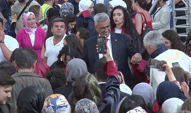 Sağlık Bakanı Memişoğlu, mezun olan öğrencilerle horon oynadı