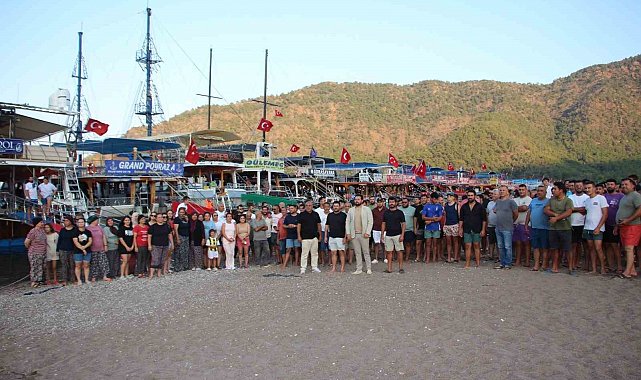 Sahile yanaşamayan tur tekneleri kornalı eylem yaptı