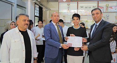 Şahin'den tüm öğrencilere karne hediyesi