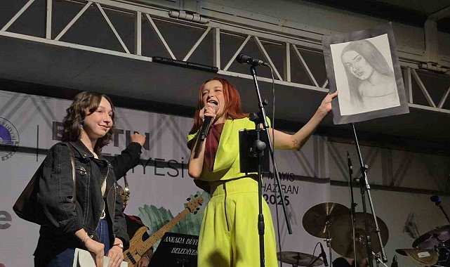 Sahnede evlilik teklifi