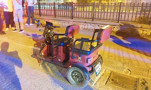 Sakarya'da otomobilin çarptığı elektrikli bisikletteki anne ve kızı yaralandı