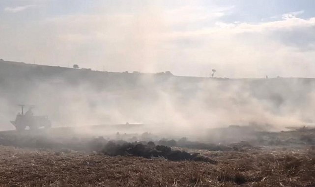 Sakarya'da yangın: 200 saman balyası yandı, çiftçiler traktörleriyle müdahale etti