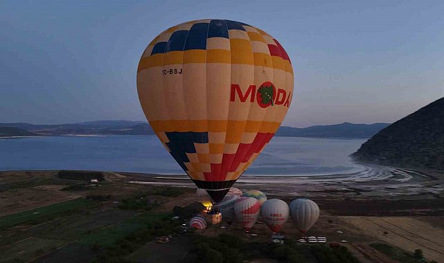 Salda Gölü'nde sezon açıldı, balonlarla gökyüzü masalı bayram coşkusuna eşlik edecek
