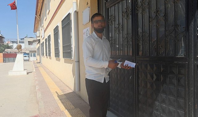 Salına salına yürüyerek geç kaldığı sınav merkezinden arkasına bakarak geri döndü