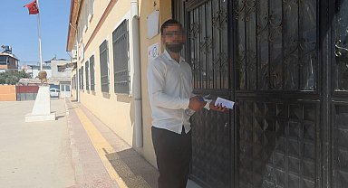 Salına salına yürüyerek geç kaldığı sınav merkezinden arkasına bakarak geri döndü