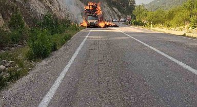 Saman yüklü araç alev alev yandı
