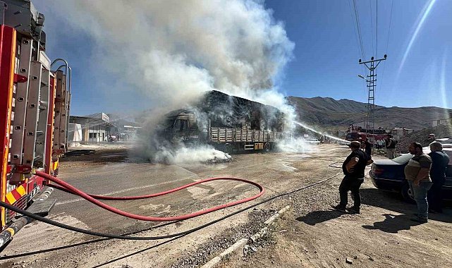 Saman yüklü kamyon elektrik tellerine takıldı, yangın çıktı