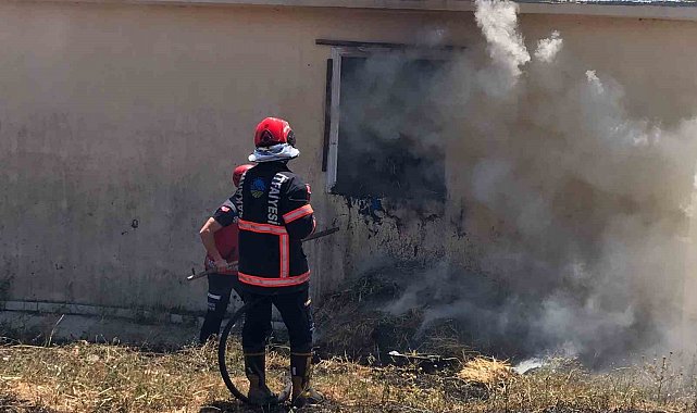 Samanlık deposunda yangın: 200 balya saman kül oldu