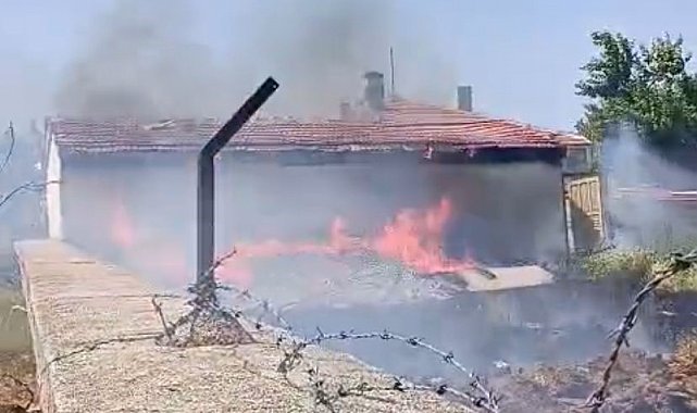 Samanlık yangını itfaiye tarafından söndürüldü