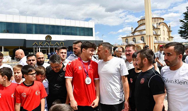 Şampiyon güreşçi Yusuf'a memleketi Vezirköprü'de coşkulu karşılama