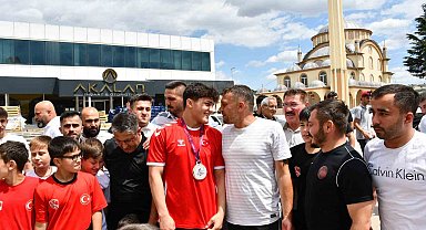 Şampiyon güreşçi Yusuf'a memleketi Vezirköprü'de coşkulu karşılama