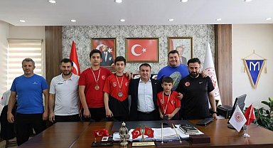 Şampiyonları makamında ağırladı