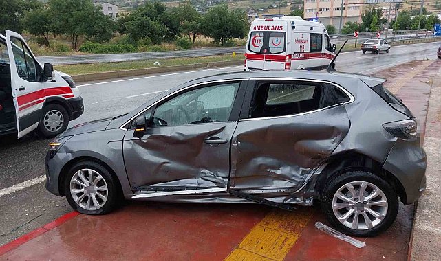 Samsun'da hafif ticari araç otomobile yandan çarptı: 3 yaralı