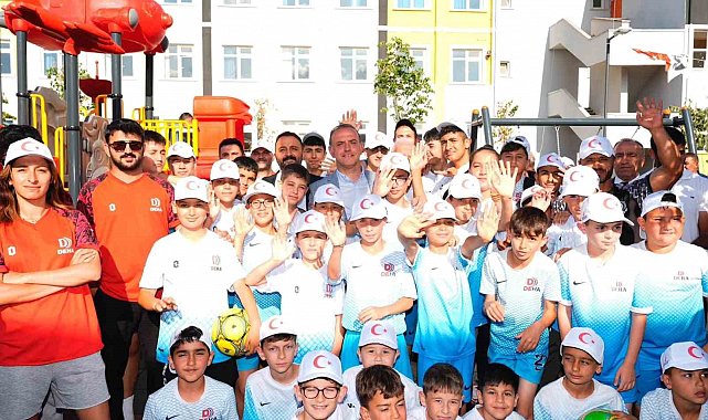 Sancaktepe'de Sırrı Süreyya Önder Spor Parkı, Nazım Hikmet Parkı ve Şiir Sokak Parkı için toplu açılış töreni düzenlendi