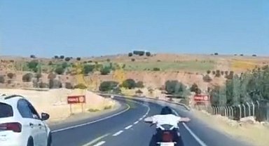 Şanlıurfa'da motosikletin üzerinde uzanarak süren sürücüye ceza