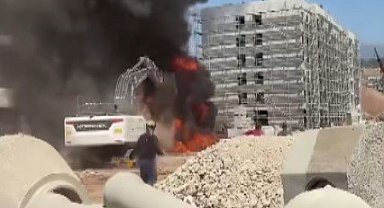 Şantiye alanında binaya sıçrayan yangın söndürüldü