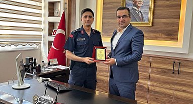 Sarıgöl İlçe Jandarma Komutanı'na plaketle veda