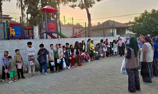 Sarıgöl'de arife geleneği çocukları sevindirdi