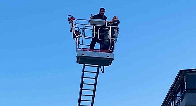 Şarja takılı telefon bataryası patladı, evde yangın çıktı: 8 kişi dumandan etkilendi