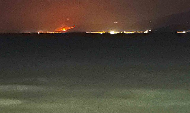 Seferihisar'daki alevler Kuşadası sahilinden görülüyor