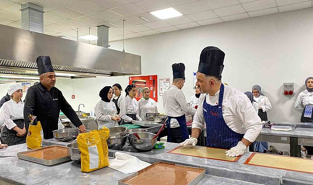 Şefler lezzet sırlarını öğrencilerle paylaştı
