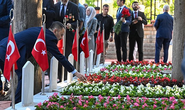 Şehitliklerde hüzünlü bayram