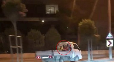 Şehrin göbeğinde "pes" dedirten kural ihlali: Kasasında yolcu taşıyarak ters şeritten ilerledi