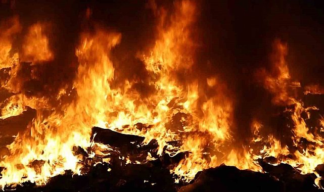 Şehrin merkezindeki çöplükten yükselen alevler korkuttu