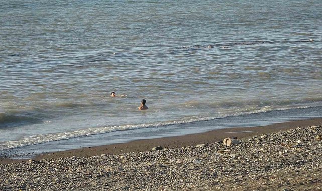 Sel suları ile kirlenen denizde yüzmek enfeksiyon riskini artırıyor