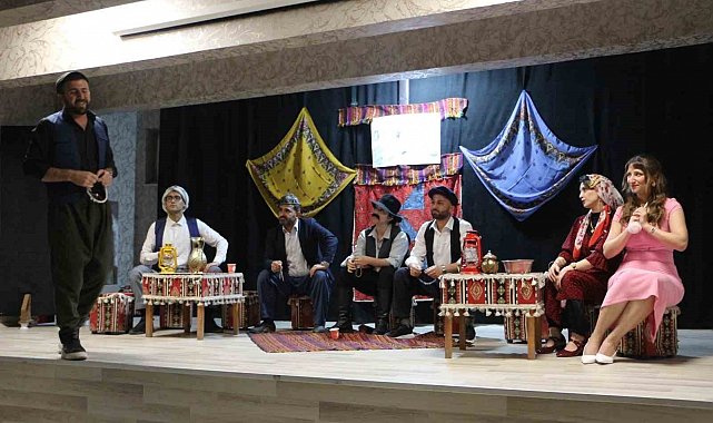 Şemdinli'de 'Komşu Köyün Delisi" tiyatro oyunu sahnelendi