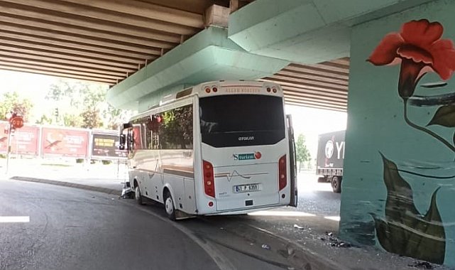 Servis aracı köprü ayağına çarptı, sürücü yaralandı