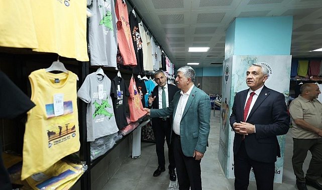 Sevgi Mağazası bayram öncesi çocukların yüzünü güldürüyor