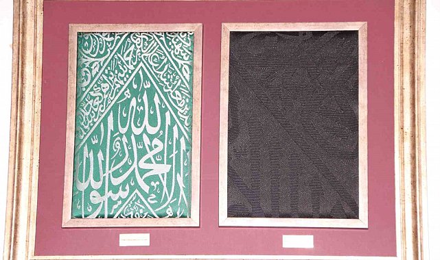 Şeyh Edebali Türbesinde hediye edilen Kâbe örtüsüne gelişi güzel bırakılması tepkilere neden oldu