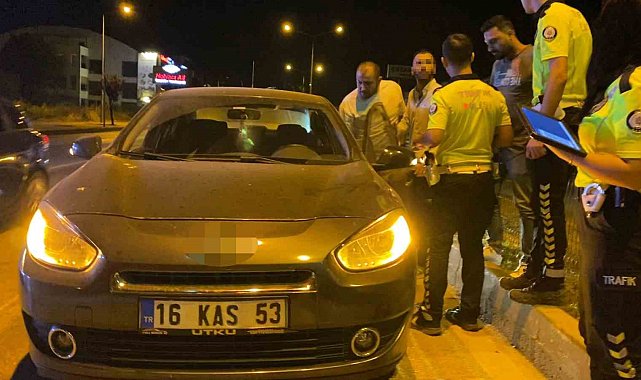 Seyir halinde iken aracını durdurup sızan alkollü sürücü, polise zor anlar yaşattı