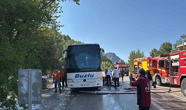 Seyir halindeki yolcu otobüsü alev topuna döndü