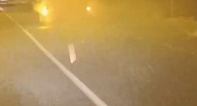 Seyir halindeyken alev alan kamyon yola devam etti