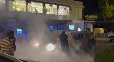 Seyir halindeyken alev alan otomobilin yardımına vatandaşlar yetişti