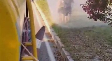 Sıcaktan bunalan çocuklar refüjde sulama yapan su tankeriyle serinledi