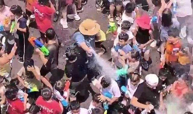 Sıcaktan bunalan öğrenciler su savaşıyla serinledi, ortaya renkli görüntüler çıktı