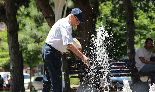 Sıcaktan bunalan vatandaşlar soluğu parklarda aldı