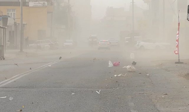 Şiddetli rüzgar çatıları uçurdu, direkleri devirdi