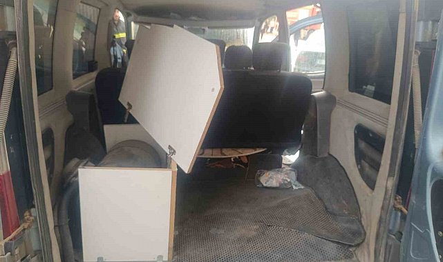 Siirt'te park halindeki kamyonet yandı