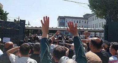 Sınava giren çocuklarını görmek için yarıştılar