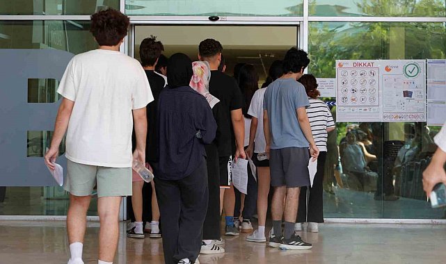 Sınava son saniyede yetişti, binaya velilerin alkışları eşliğinde girdi