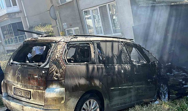 Sinop'ta garajda park halinde duran araç alevlere teslim oldu